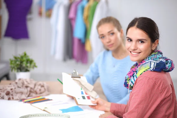 Moderne junge Modedesignerin arbeitet im Atelier. — Stockfoto