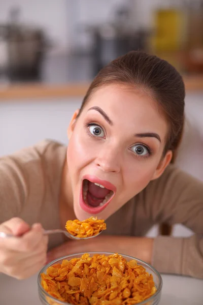 Sorridente donna attraente che fa colazione in cucina interna — Foto Stock