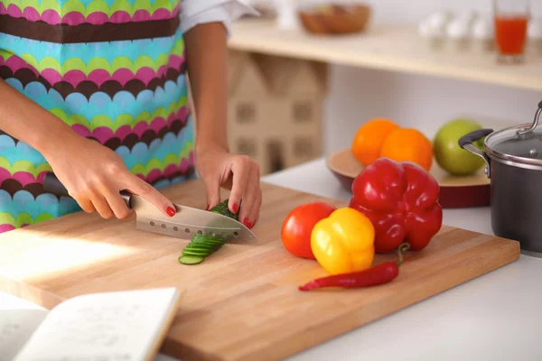 Vrouw bereidt salade in de keuken — Stockfoto