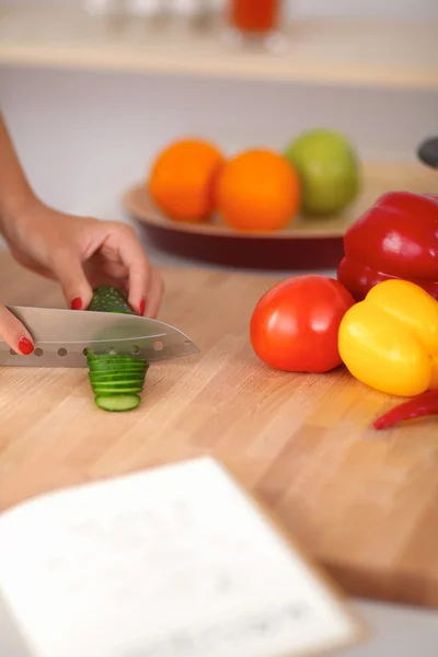 Donna che prepara l'insalata in cucina — Foto Stock