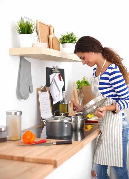 Young woman in the kitchen preparing a food — Stock Photo, Image