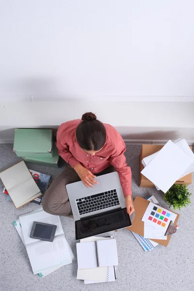 Moderní mladý módní návrhář pracující ve studiu. — Stock fotografie