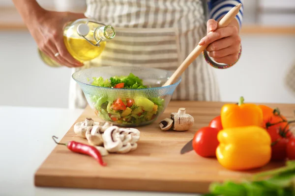 Mujer joven sonriente mezclando ensalada fresca —  Fotos de Stock