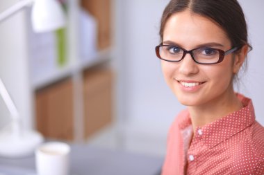 Stüdyoda çalışan modern genç moda tasarımcısı.