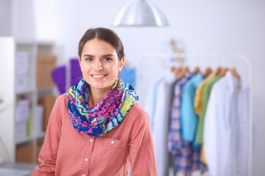 Stüdyoda çalışan modern genç moda tasarımcısı.