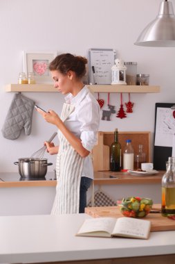 Gülümseyen bir kadının portresi. Mutfaktaki sebzelerin mesajları.