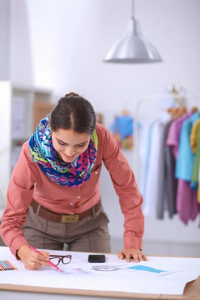 Moderno diseñador de moda joven que trabaja en el estudio. —  Fotos de Stock