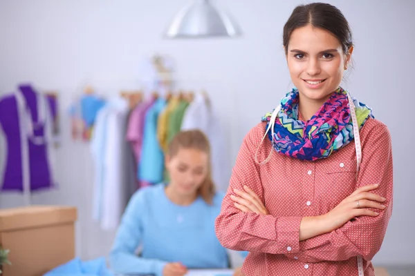 Jovem designer de moda moderna trabalhando no estúdio. — Fotografia de Stock