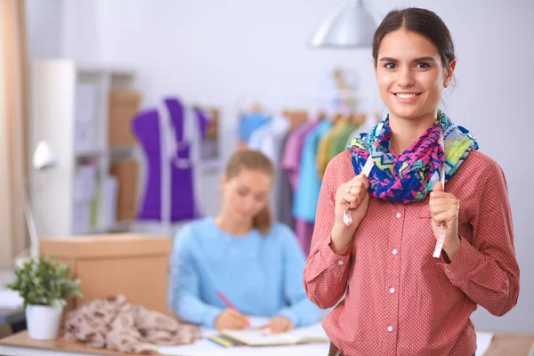 Moderne junge Modedesignerin arbeitet im Atelier. — Stockfoto