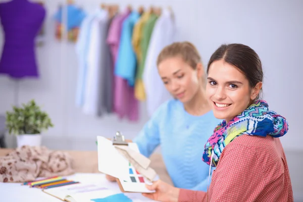 Moderne junge Modedesigner arbeiten im Atelier. — Stockfoto