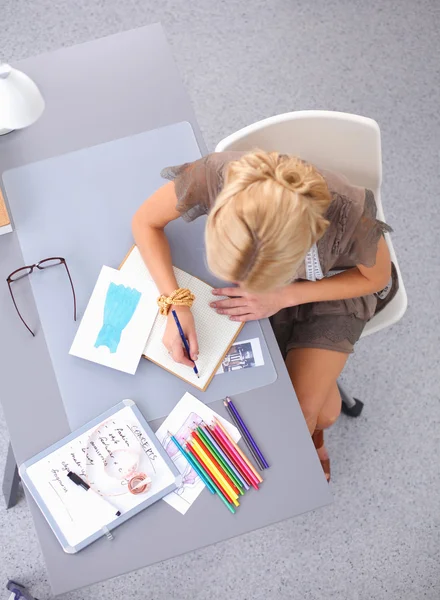 Moderne jonge modeontwerper aan het werk in studio. — Stockfoto