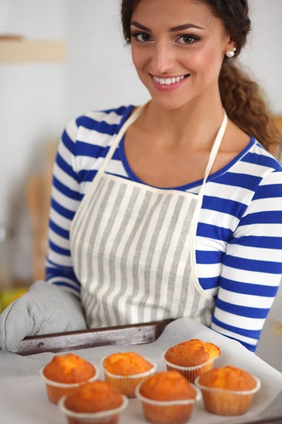 Frau backt Kuchen in der Küche — Stockfoto