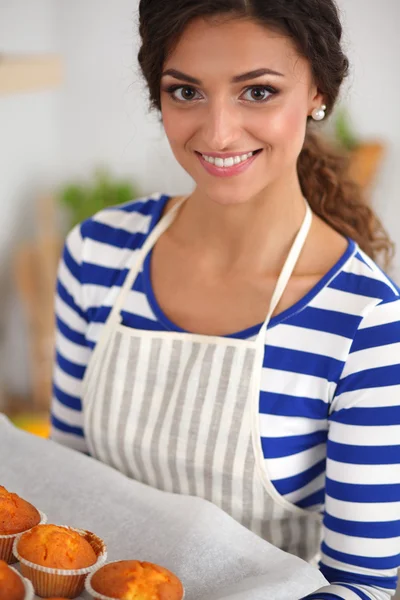 Vrouw bakt taarten in de keuken. — Stockfoto