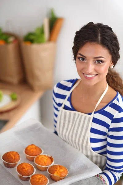 Vrouw bakt taarten in de keuken. — Stockfoto