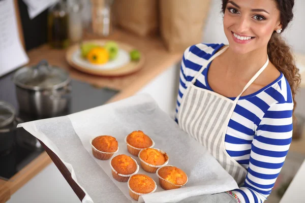 Mujer está haciendo pasteles en la cocina — Foto de Stock