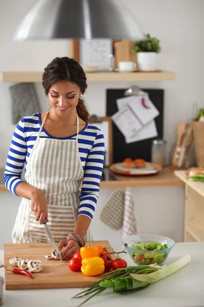 Mutfakta Sebze Kesen Genç Kadın