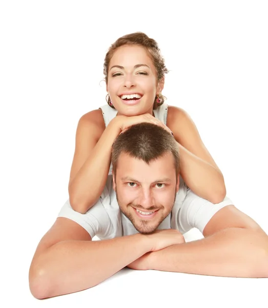 Jovem lindo casal deitado no chão, isolado no branco backg — Fotografia de Stock