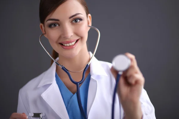 Médecin écoutant avec un stéthoscope, gros plan, isolé sur un coup de fouet — Photo