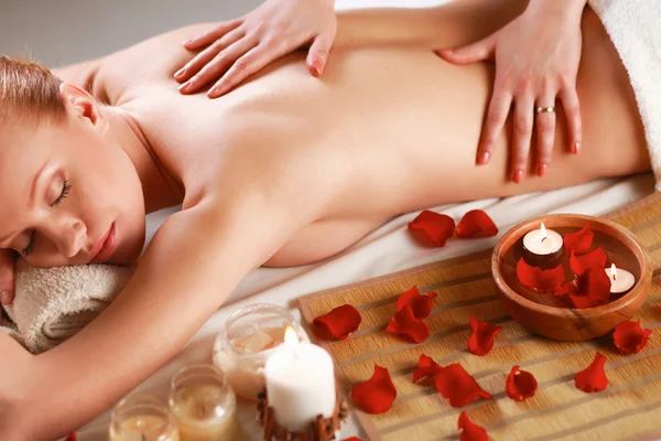 Bela jovem mulher recebendo massagem spa — Fotografia de Stock