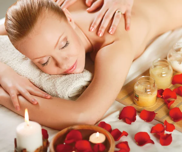 Beautiful young woman getting spa massage — Stock Photo, Image