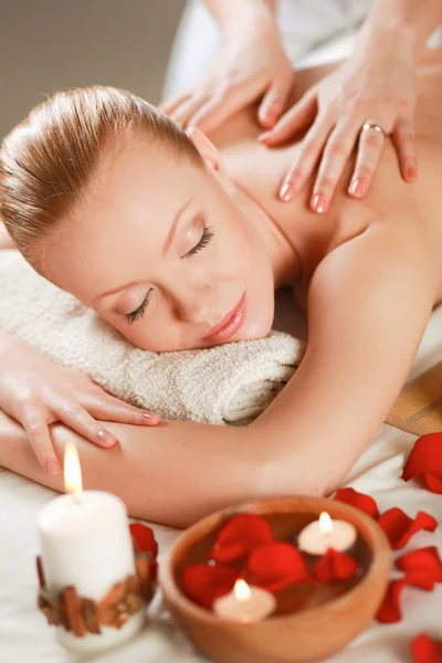 Vacker ung kvinna att få spa massage — Stockfoto