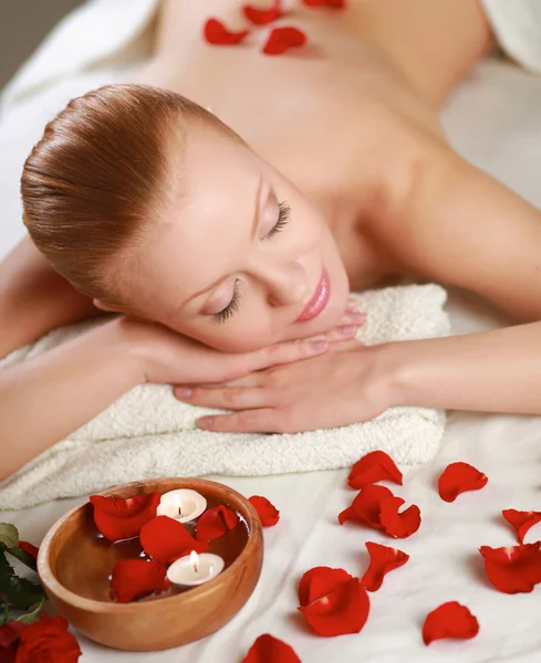 Vacker ung kvinna att få spa massage — Stockfoto