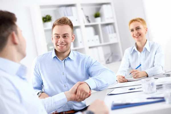 Gente de negocios dándose la mano, terminando una reunión — Foto de Stock