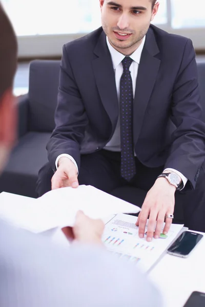 Gente de negocios sentada y discutiendo en reunión de negocios — Foto de Stock