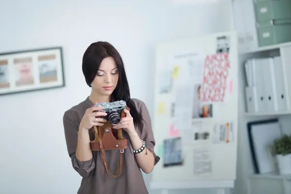 Mulher é um fotógrafo proffessional com câmera — Fotografia de Stock