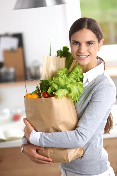 Young woman holding grocery shopping bag with vegetables Standi — Stock Photo, Image