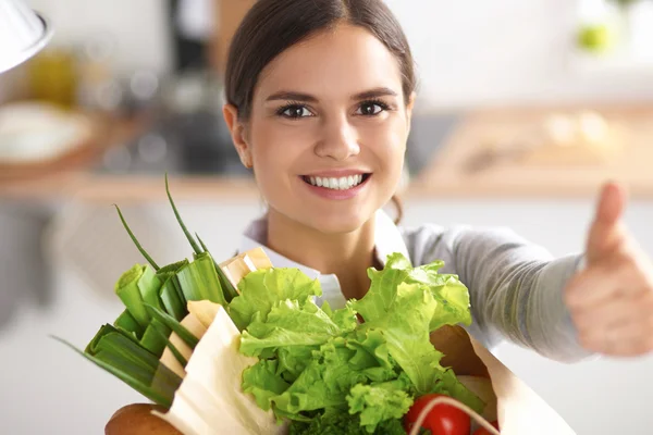 Mujer joven sosteniendo bolsa de la compra de comestibles con verduras y sh —  Fotos de Stock