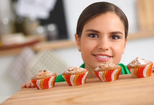 Frau backt Kuchen in der Küche — Stockfoto