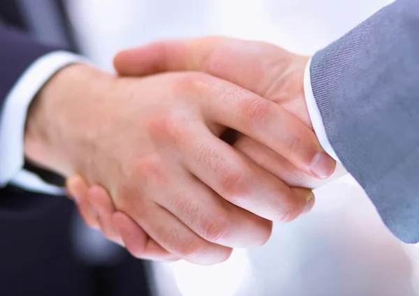 Empresários apertando as mãos, isolados em branco . — Fotografia de Stock