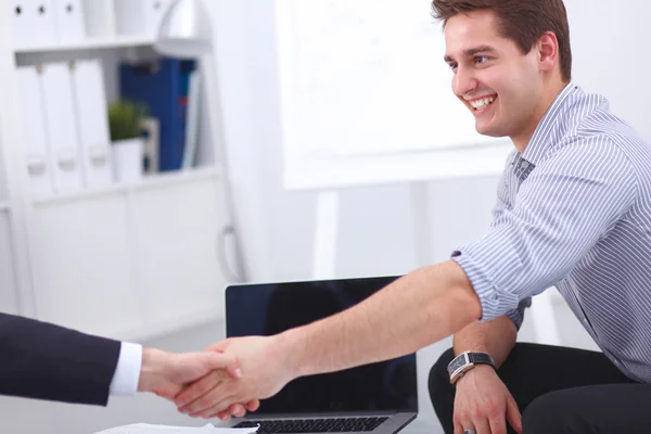 Geschäftsleute beim Händedruck im Büro — Stockfoto