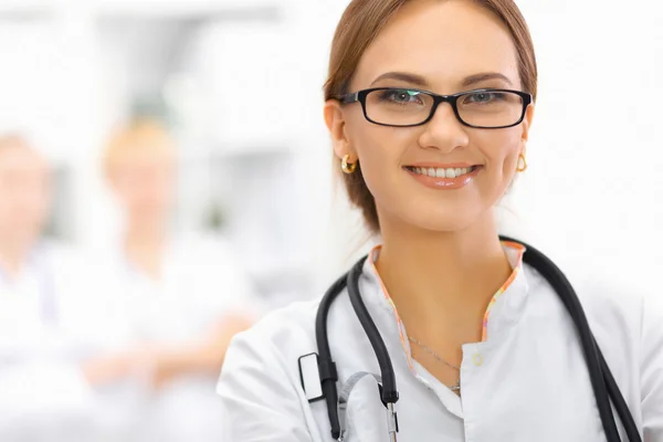 Femme médecin debout à l'hôpital — Photo