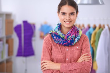 Stüdyoda çalışan modern genç moda tasarımcısı.