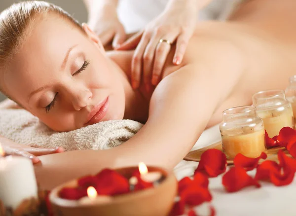 Bella giovane donna ottenere massaggio spa — Foto Stock