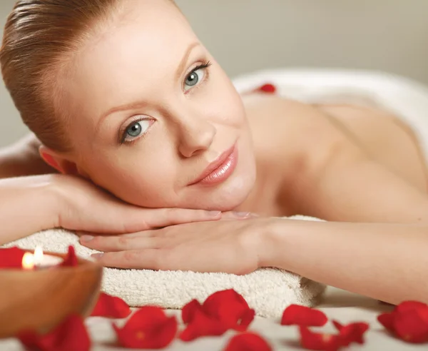 Bella giovane donna ottenere massaggio spa — Foto Stock