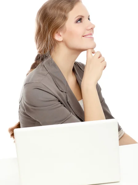 孤立在白色背景上的笔记本电脑坐着一个年轻女子 — 图库照片