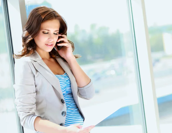 Retrato de una joven empresaria hablando por teléfono móvil en offi — Foto de Stock