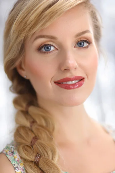 Krásná blondýna mladá žena s COP účes — Stock fotografie