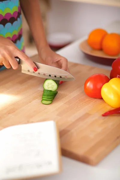 Vrouw bereidt salade in de keuken — Stockfoto