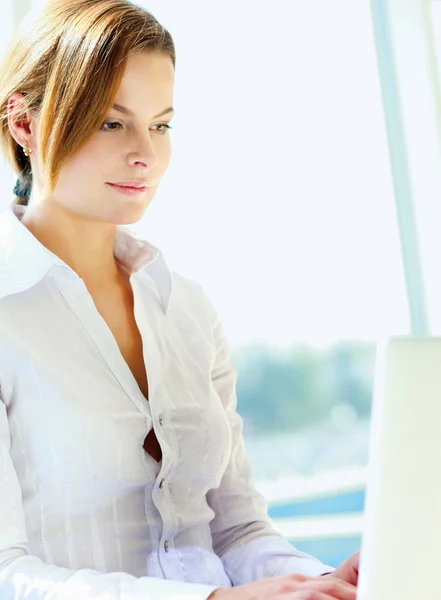 Happy businesswoman working on laptop — Stock Photo, Image