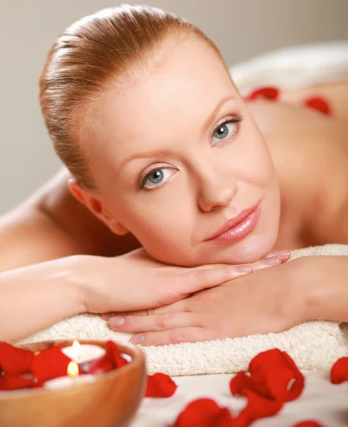 Belle jeune femme obtenir massage spa — Photo