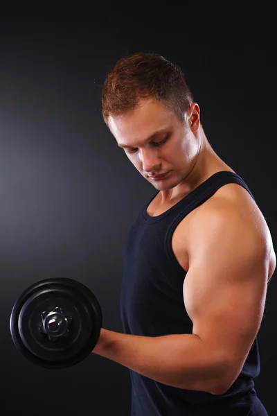 Uomo muscoloso in forma che si esercita con manubri — Foto Stock