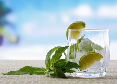 Mojito kokteyl içki. Gözlük kireç buz ve nane yaprağı ile