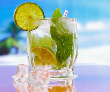 Mojito kokteyl içki. Gözlük kireç, buz ve nane yaprağı ile