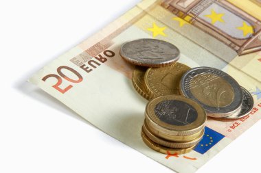 Para euro sikke ve faturaları üzerinde beyaz izole kapat