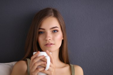 katta oturan ve içme güzel kadın