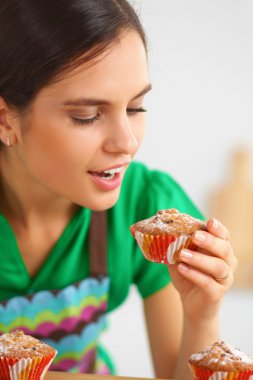 Kadın mutfakta pasta yapıyor.